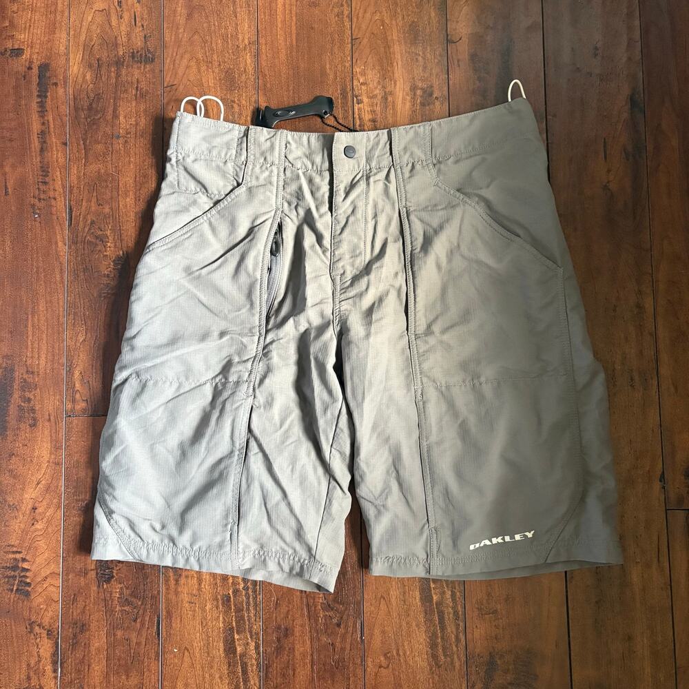 NWT Vintage Oakley Software Padded Shorts Mens XL Gray Mountain Tactical Zippers